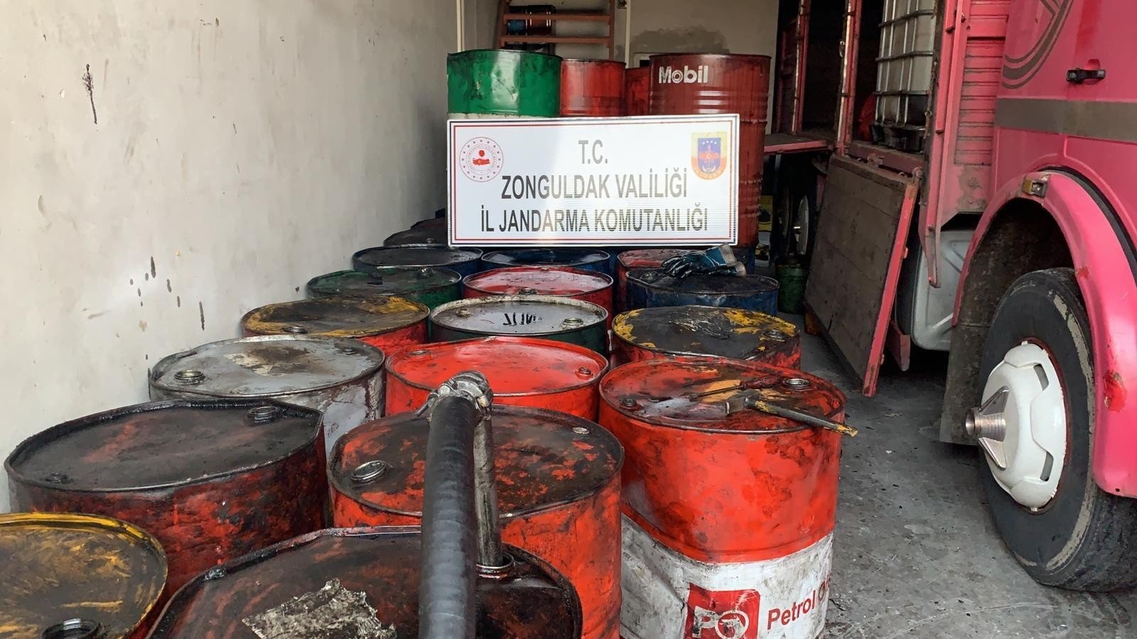  10 bin litre kaçak madeni yağ ele geçirildi - 1