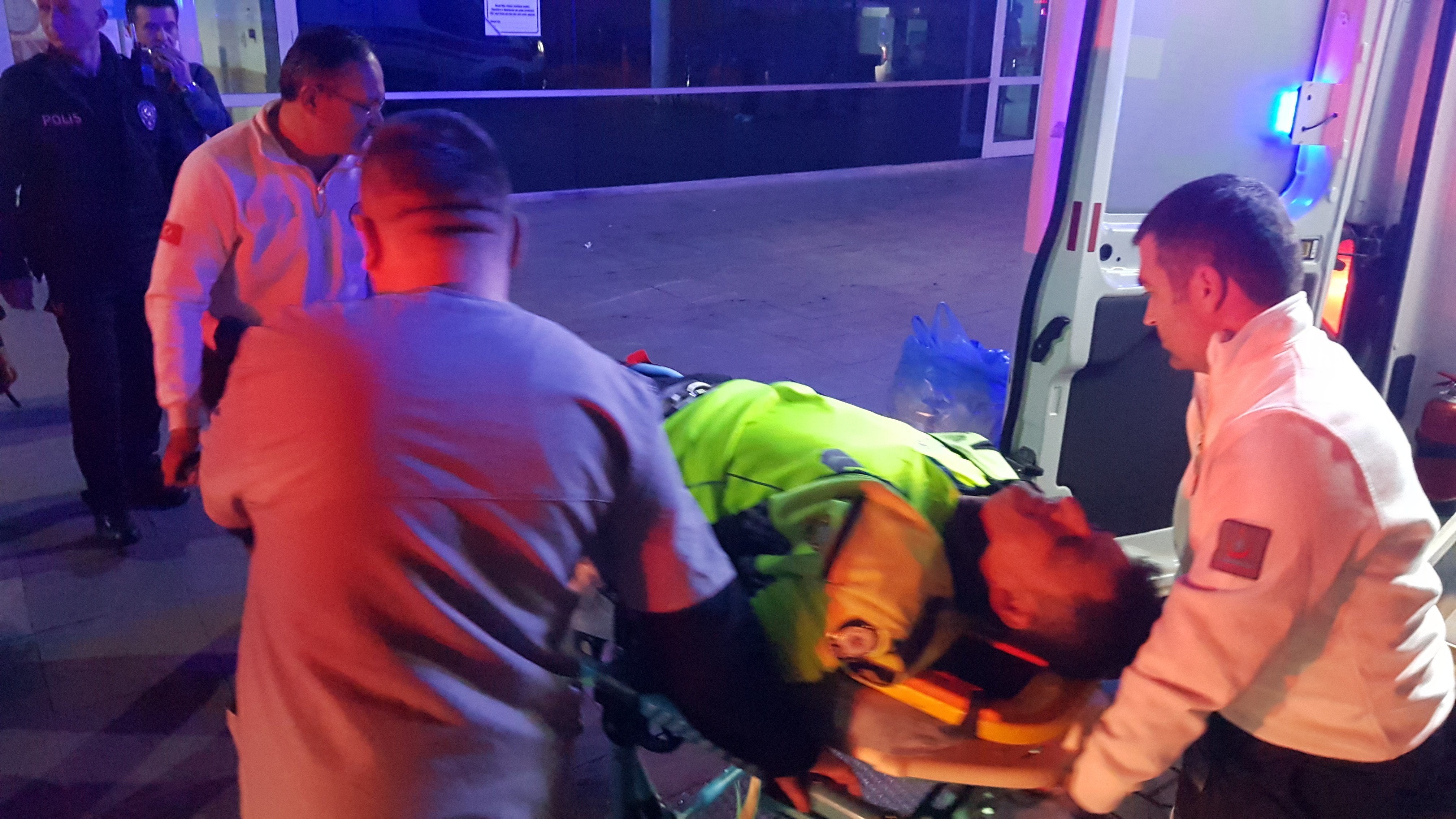 ´´Dur´´ ihtarına uymayan alkollü sürücünün çarptığı trafik polisi yaralandı - 1