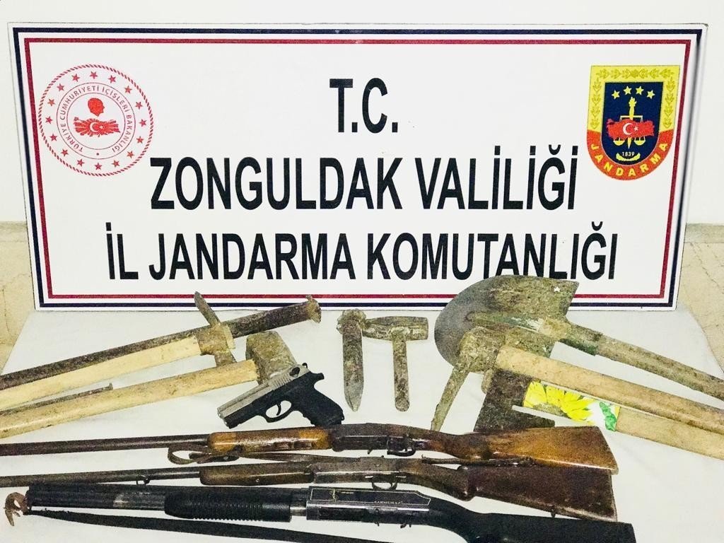 Jandarmadan define avcılarına suçüstü: 3 gözaltı - 1