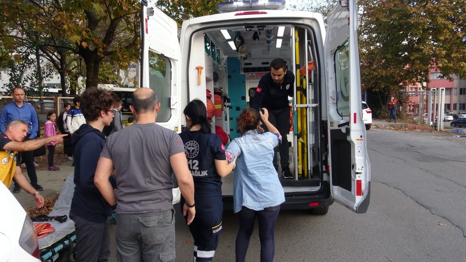 Kaza yapan sürücü kaldırıma oturup ağladı - 7