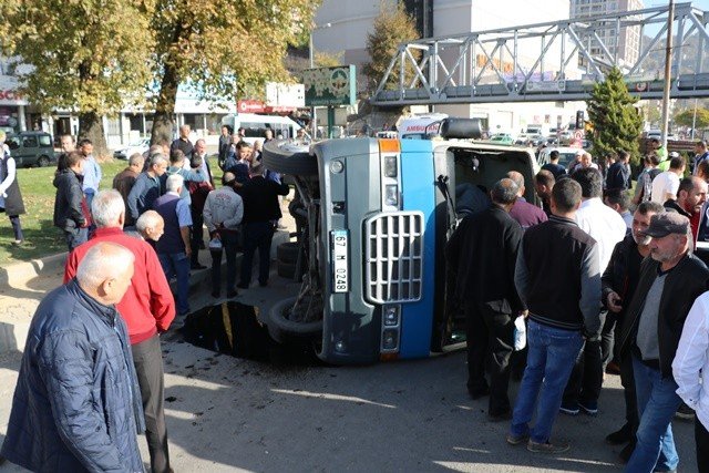 Minibüsü devrildi; 11 yaralı - 1