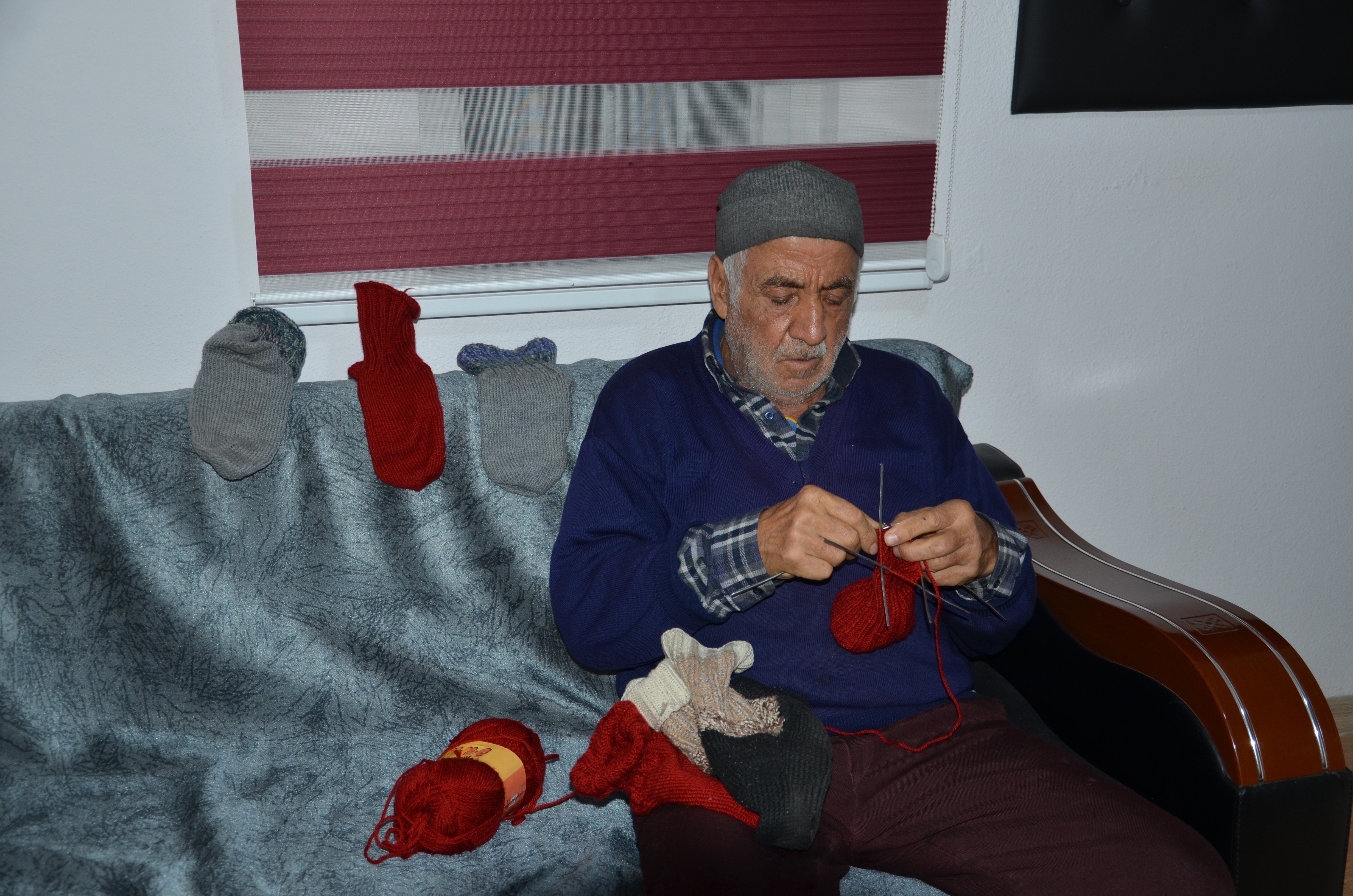 Babasından öğrendi, 66 yıldır örüyor - 1