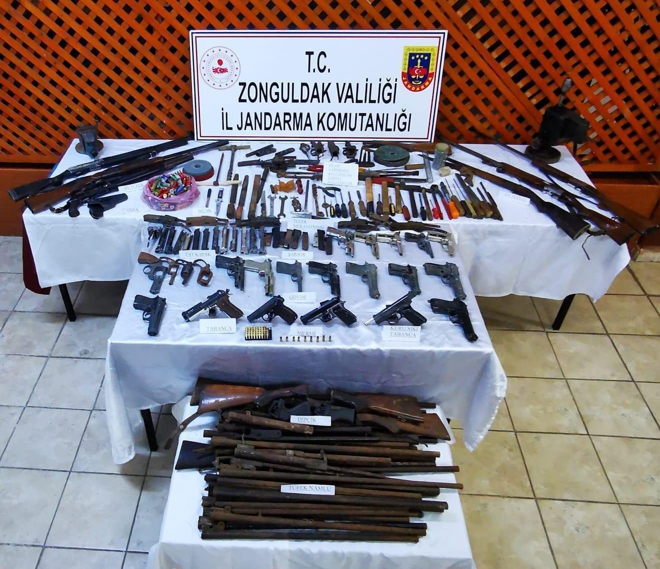 Barakadan cephane çıktı - 1