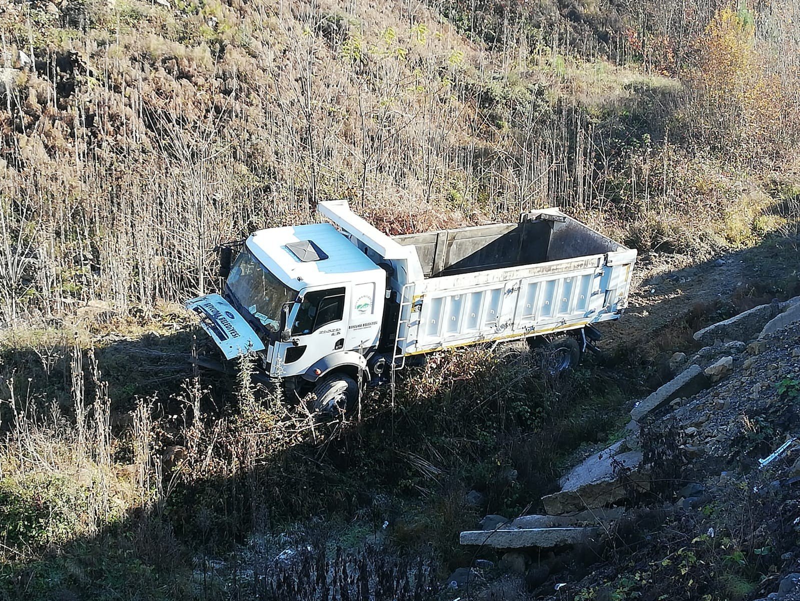 Belediye kamyonu şarampole yuvarlandı: 1 yaralı - 1