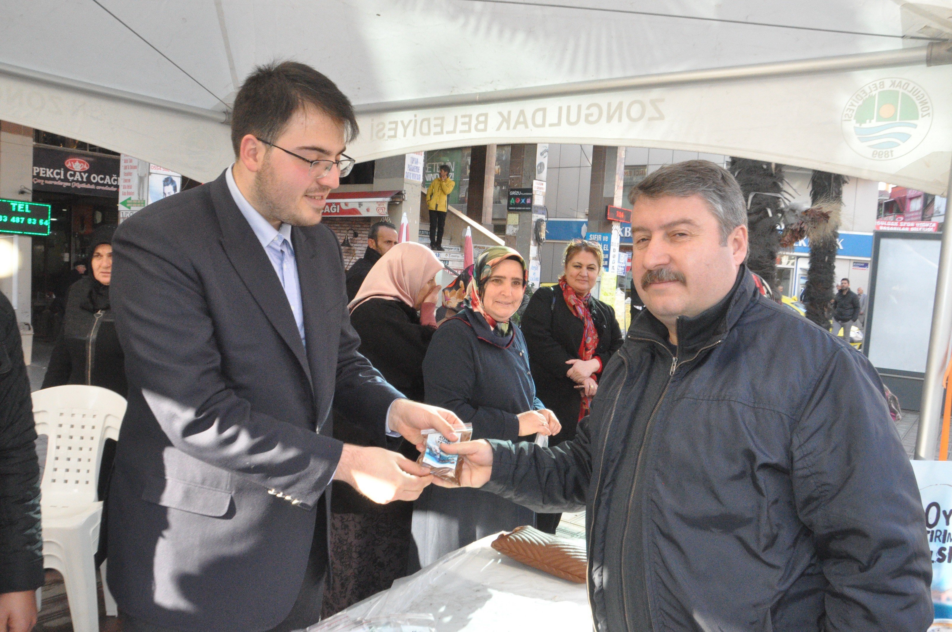 Caddede kahve pişirip vatandaşlara ikram ettiler - 1