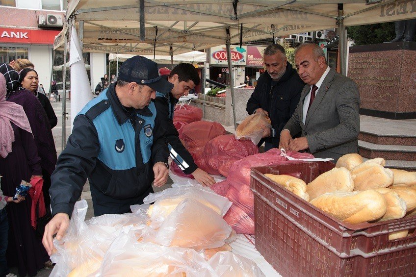 Gramajı düşük ekmekler vatandaşa ücretsiz dağıtıldı  - 1