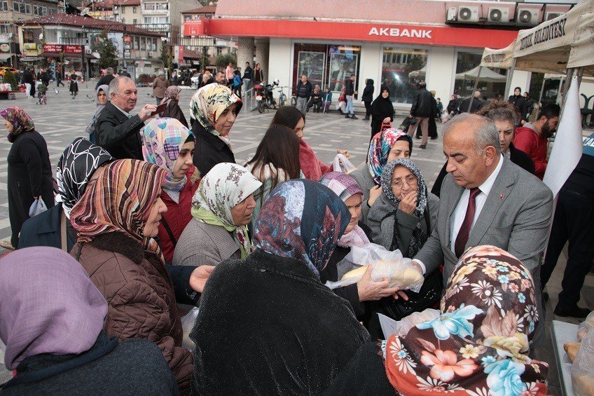 Gramajı düşük ekmekler vatandaşa ücretsiz dağıtıldı - 2