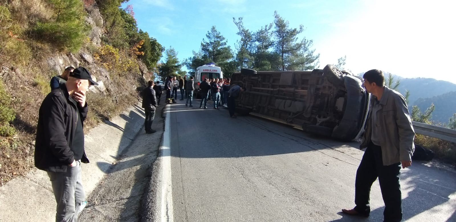 İşçi servisi devrildi; 4 yaralı - 1