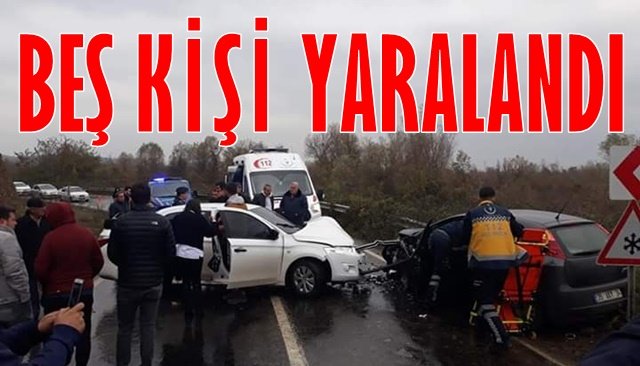 Kafa kafaya iki araç çarpıştı: 5 yaralı