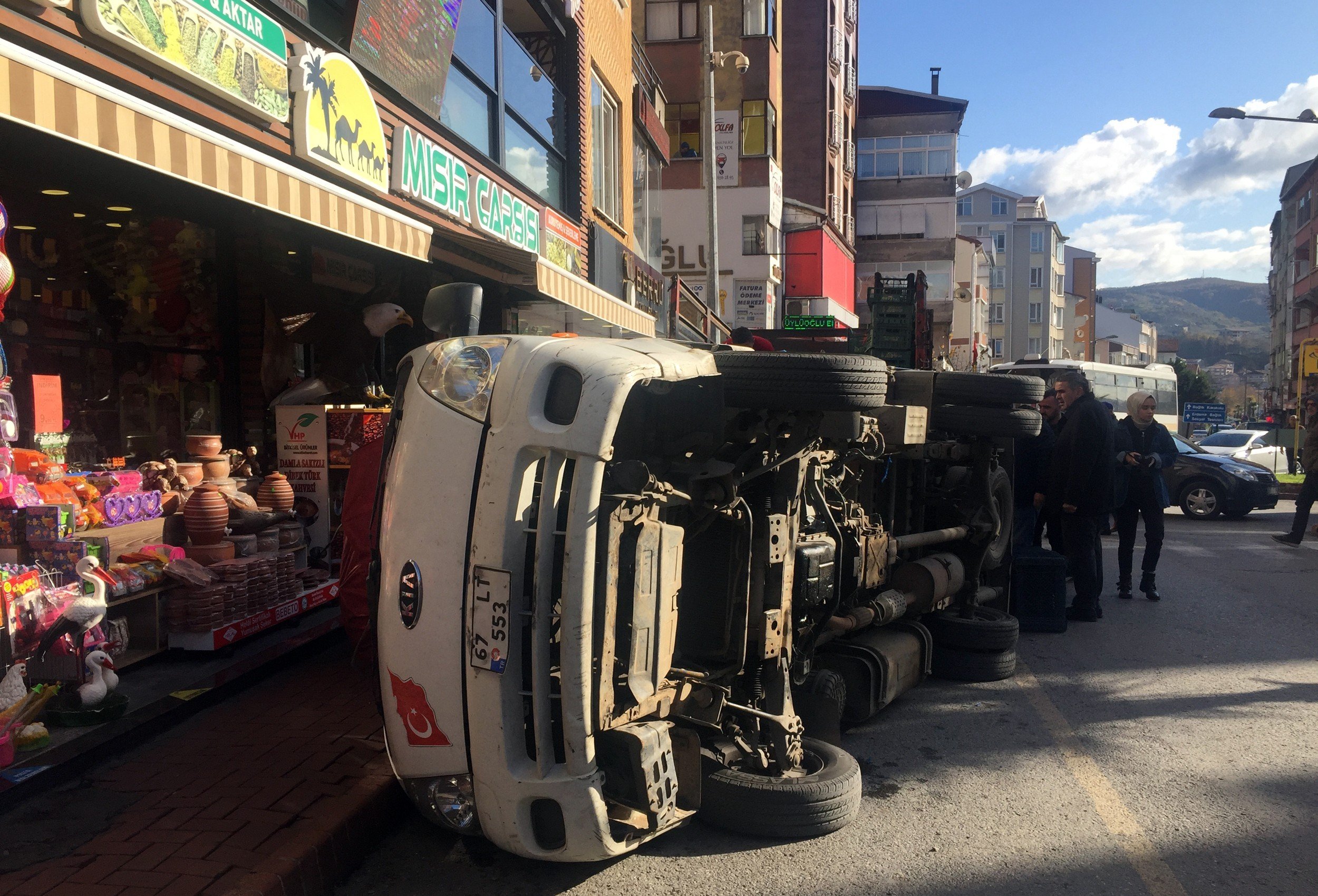 Meyve yüklü kamyonet devrildi - 4