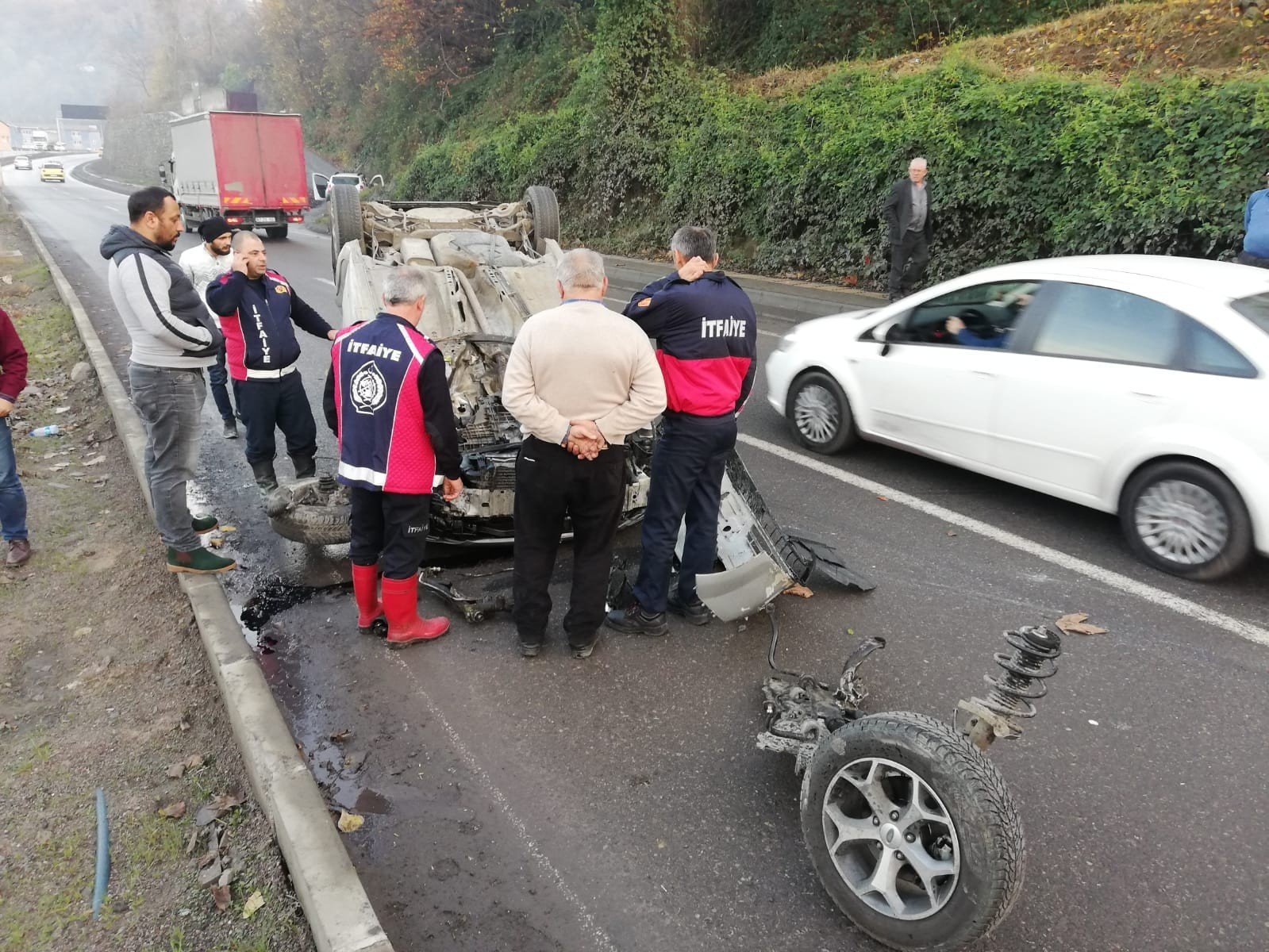 Parçalara ayrılan otomobilden yara almadan kurtuldu - 1