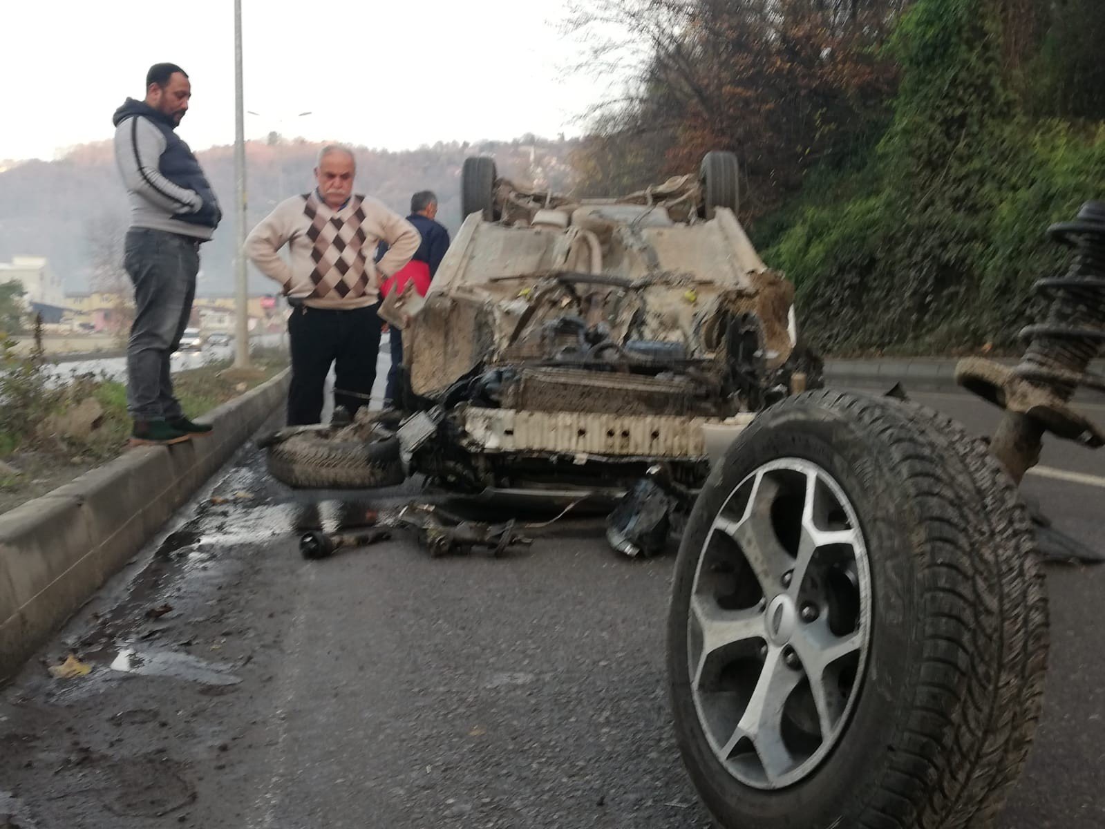 Parçalara ayrılan otomobilden yara almadan kurtuldu - 2