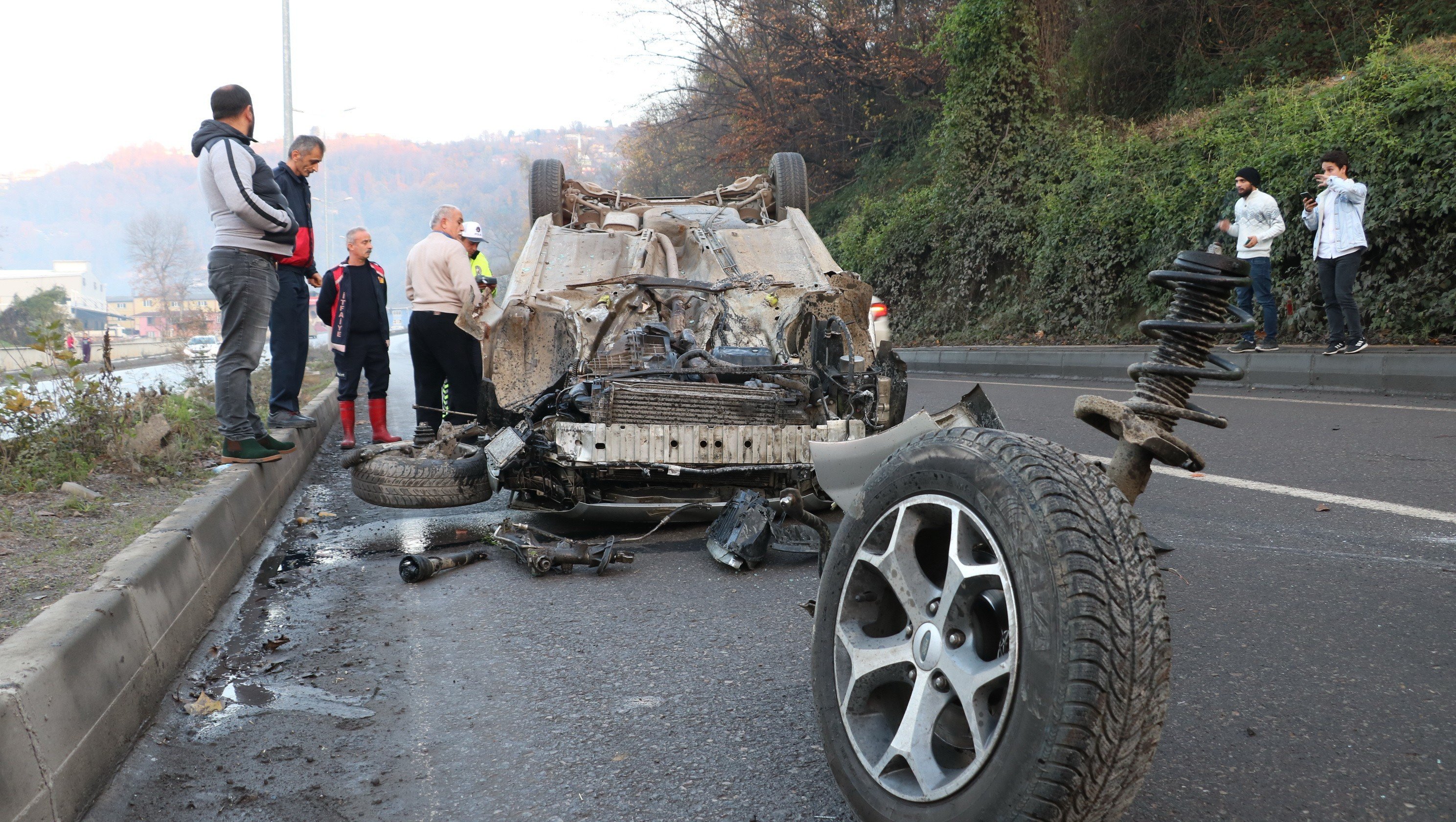 Parçalara ayrılan otomobilden yara almadan kurtuldu - 6