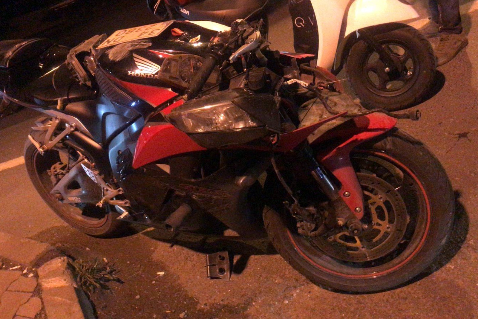 Refüje çarpan motosikletli ağır yaralandı - 3