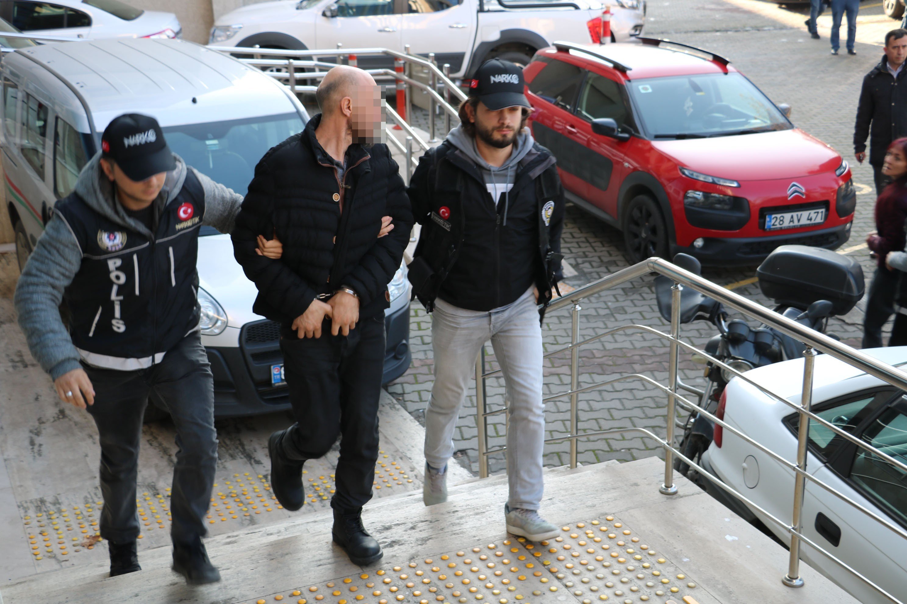 Uyuşturucu satıcılarını baskın - 2