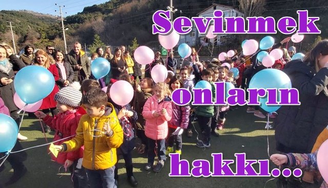 Sevinçlerini, balon uçurarak yaşadılar