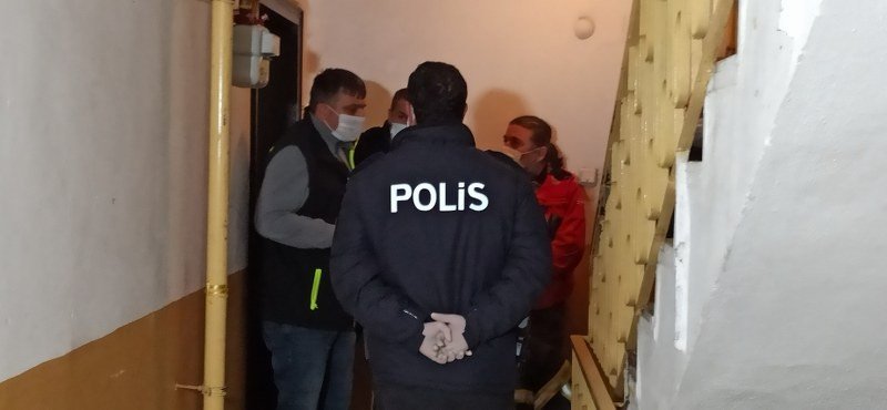 EVİNDE ÖLÜ BULUNDU - 1