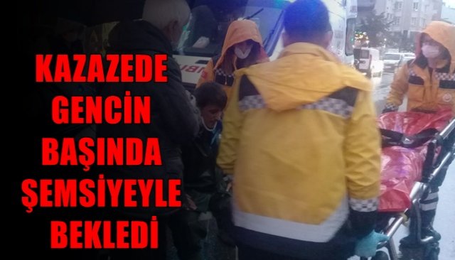 KAZAZEDE GENCİN BAŞINDA ŞEMSİYEYLE BEKLEDİ