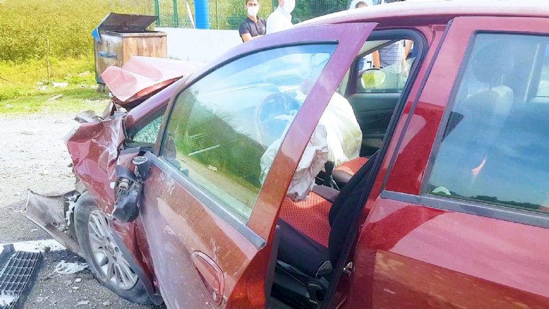 Tırın dorsesinden düşen briketler kazaya yol açtı: 4 yaralı - 1