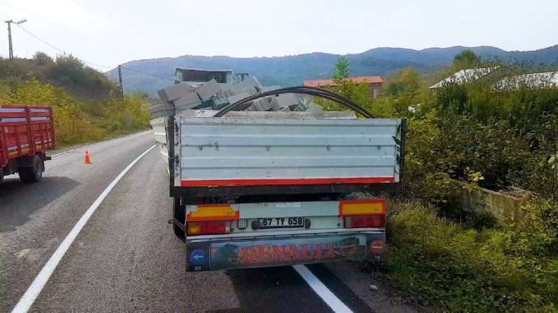 Tırın dorsesinden düşen briketler kazaya yol açtı: 4 yaralı - 2