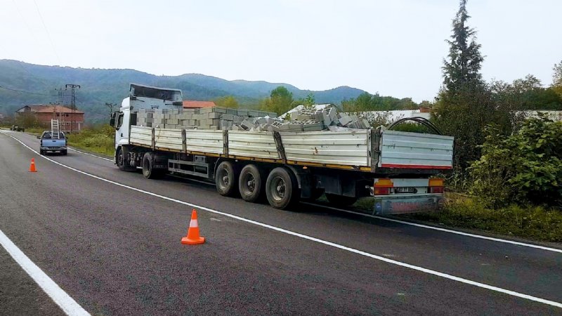 Tırın dorsesinden düşen briketler kazaya yol açtı: 4 yaralı - 3
