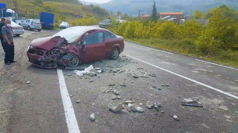 Tırın dorsesinden düşen briketler kazaya yol açtı: 4 yaralı - 6