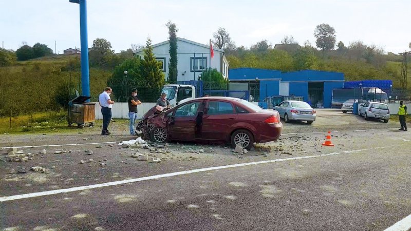 Tırın dorsesinden düşen briketler kazaya yol açtı: 4 yaralı - 7