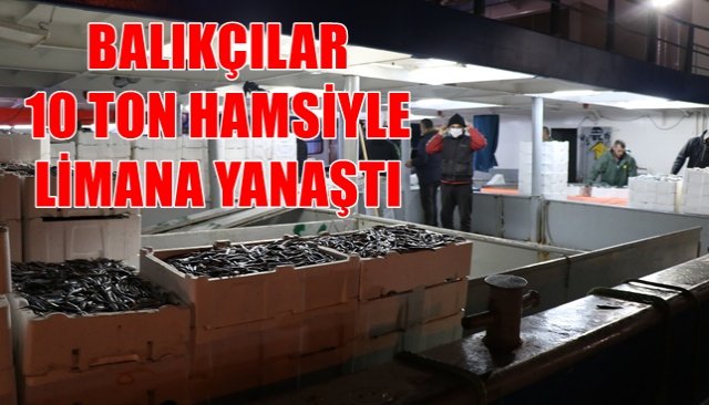 BALIKÇILAR 10 TON HAMSİYLE LİMANA YANAŞTI