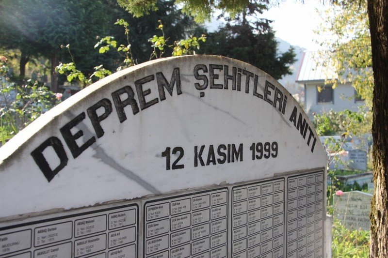 Depreminin 21. yıl dönümünde deprem şehitliği doldu taştı - 1