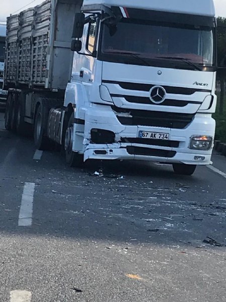 IŞIKTA DURAN OTOMOBİLE TIR ÇARPTI! - 4