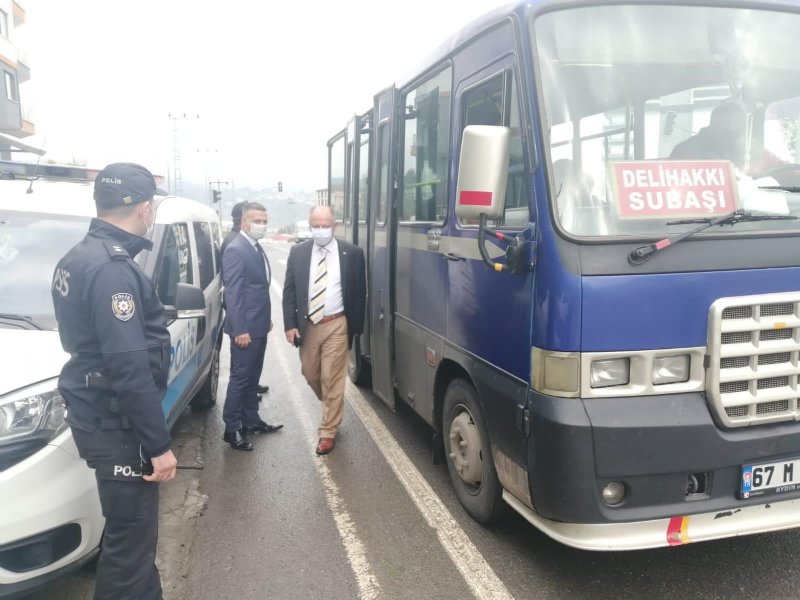 Kaymakam uyarılarda bulundu, maske dağıttı - 1