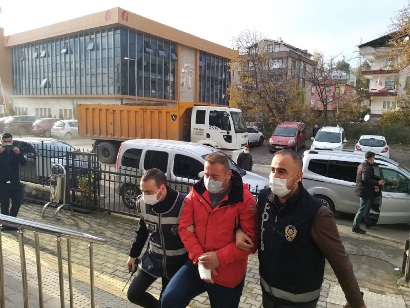 DEFALARCA BIÇAKLAMIŞTI; ADLİYEYE ÇIKARTILDI - 1