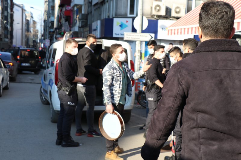 Polisin müdahale ettiği genç müzisyenlerden acı itiraz… ´´VAR MI BİZİM DURUMUMUZU BİLEN?´´ - 3