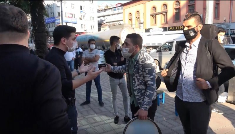 Polisin müdahale ettiği genç müzisyenlerden acı itiraz… ´´VAR MI BİZİM DURUMUMUZU BİLEN?´´ - 4