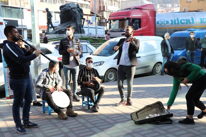 Polisin müdahale ettiği genç müzisyenlerden acı itiraz… ´´VAR MI BİZİM DURUMUMUZU BİLEN?´´ - 7