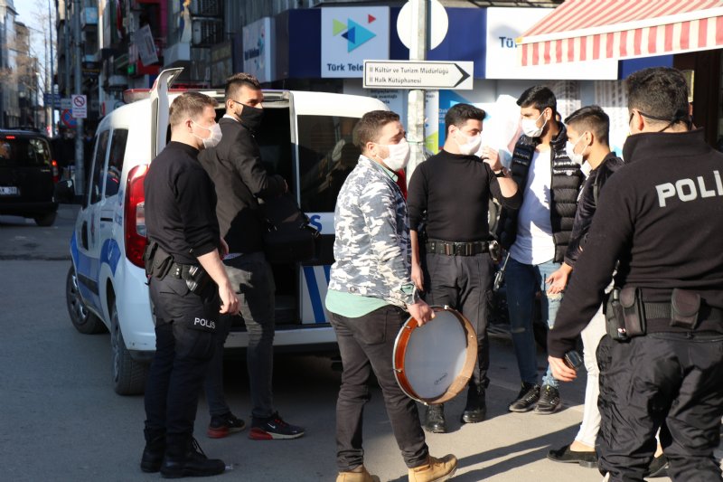 Polisin müdahale ettiği genç müzisyenlerden acı itiraz… ´´VAR MI BİZİM DURUMUMUZU BİLEN?´´ - 2