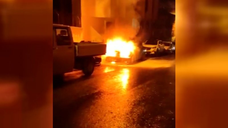 SÜRÜCÜ YANAN ARAÇTAN SON ANDA ATLADI - 1