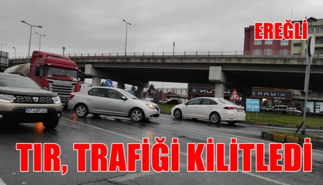 TIR, TRAFİĞİ KİLİTLEDİ