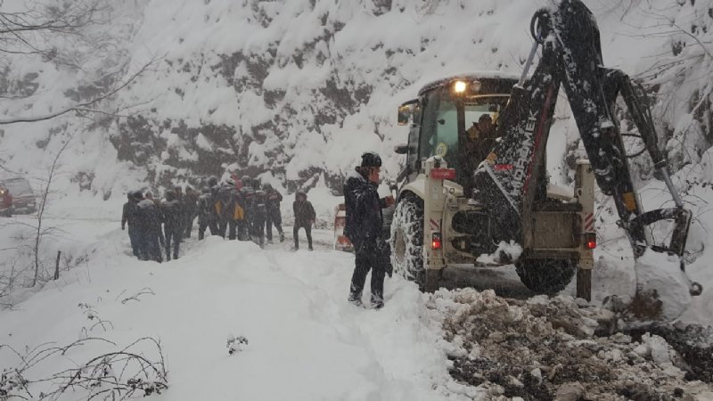 Düzce’de İş makinesi uçuruma yuvarlandı: 1 ölü, 2 yaralı  - 3