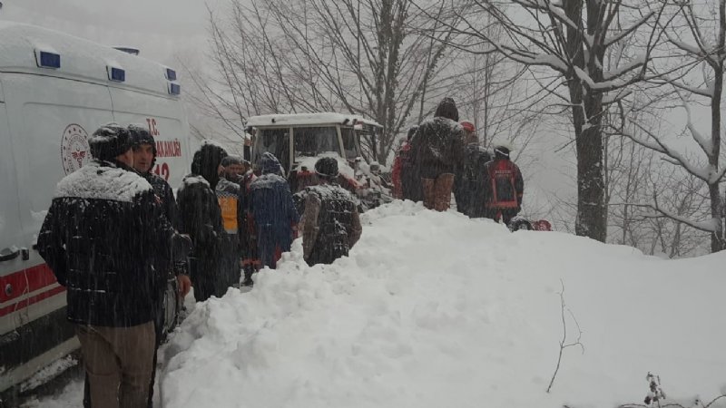 Düzce’de İş makinesi uçuruma yuvarlandı: 1 ölü, 2 yaralı  - 4