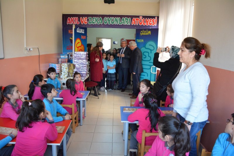 Kardeş okula hediye götürdüler - 5