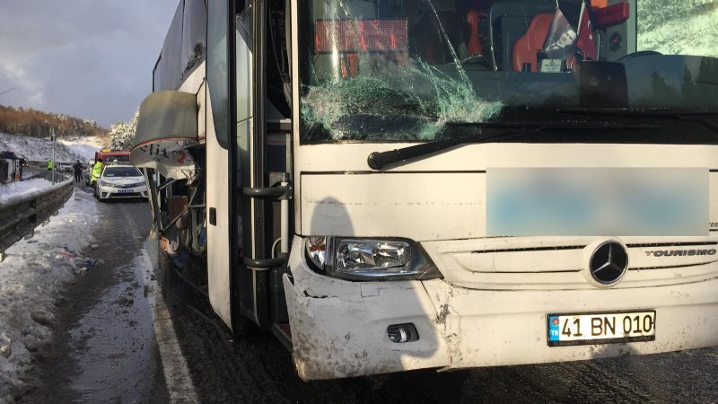 Otobüs tüp yüklü kamyonete çarptı: 5 yaralı  - 6