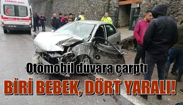 Otomobil duvara çarptı, biri bebek 4 yaralı