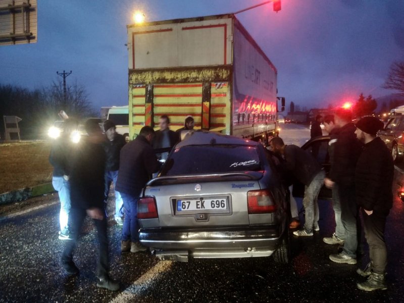 Otomobil kırmızı ışıkta duran tıra çarptı: 1 ağır yaralı - 2