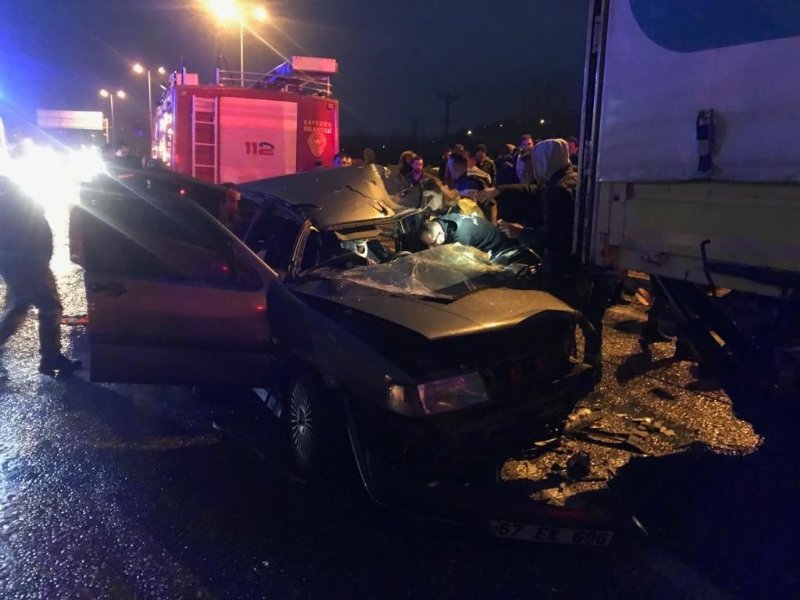 Otomobil kırmızı ışıkta duran tıra çarptı: 1 ağır yaralı - 4