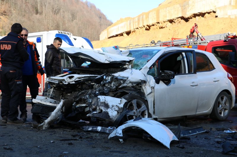 Otomobille yolcu minibüsü çarpıştı: 12 yaralı  - 1