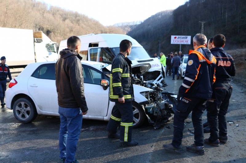 Otomobille yolcu minibüsü çarpıştı: 12 yaralı  - 3