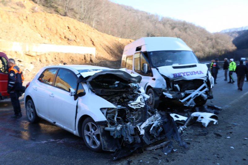 Otomobille yolcu minibüsü çarpıştı: 12 yaralı  - 4
