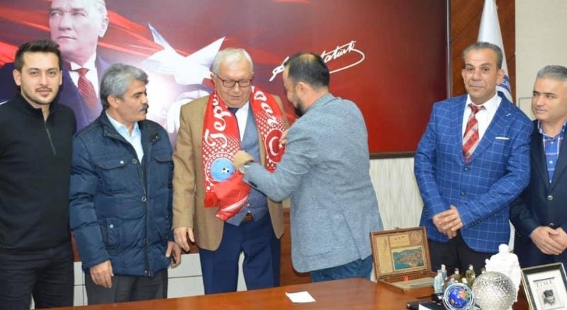 Posbıyık’a forma ve atkı hediye ettiler… - 2