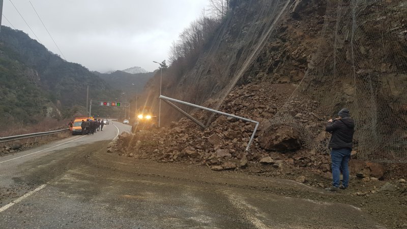 Zonguldak yolunda heyelan… - 4
